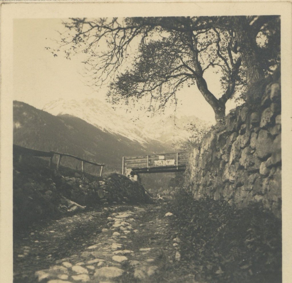 Weg westlich des Planötzenhofs mit einem Übergang über den Weg am 26. Oktober 1935