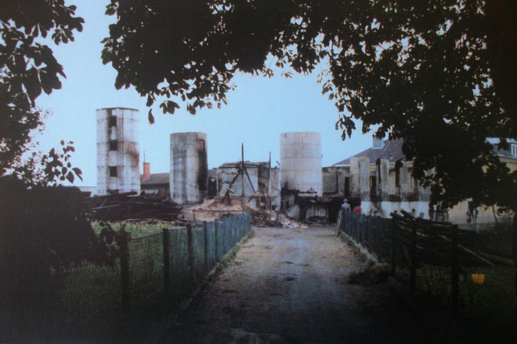 Wirtschaftsgebäude des Planötzenhofs nach dem Brand vom 16. Juni 1981