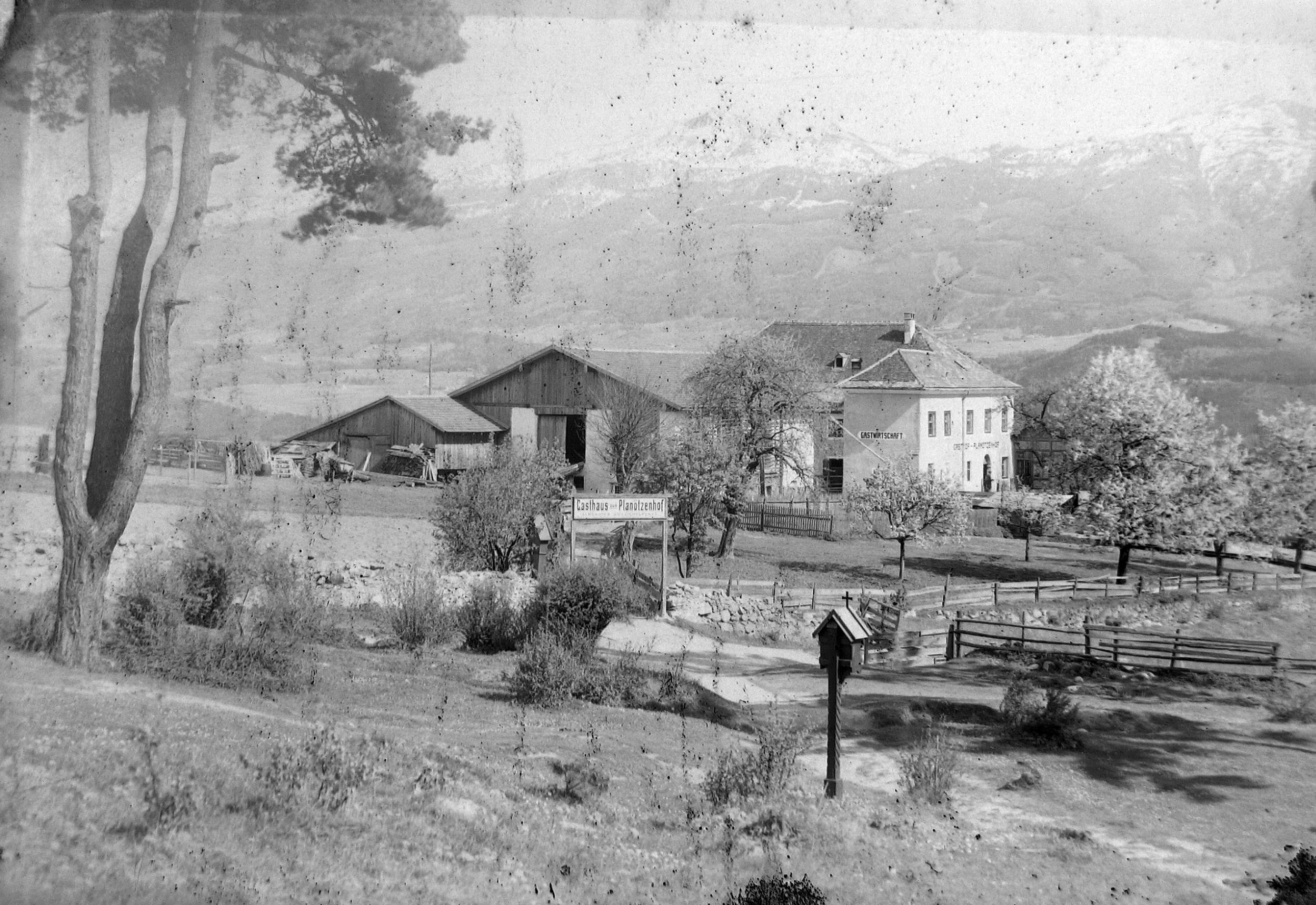 Historische Ansicht des Gasthauses Planötzenhof mit Gästen, Aufnahmejahr nicht angegeben